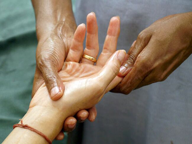 Manual therapy is a fairly popular method for treating rhizarthrosis, which affects the joints of the fingers.